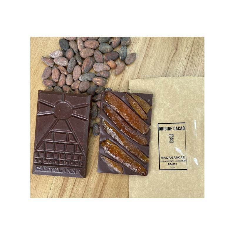 Tablettes de chocolat noir with cocoa nibs and cacao origin packaging (origin Madagascar) et cacao beans en arrière-plan.