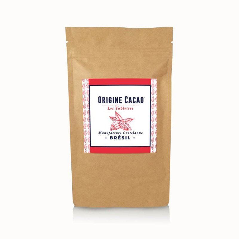 Sachet kraft d’Origine Cacao avec étiquette « Manufacture Castelanne : Brésil » et motif feuille, sans logo chocolat.