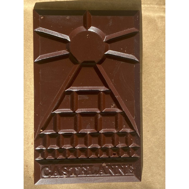 Tablette de chocolat artisanal Castelanne noir et lait avec motif pyramidal et soleil au sommet, gravure CASTELLANNE en bas