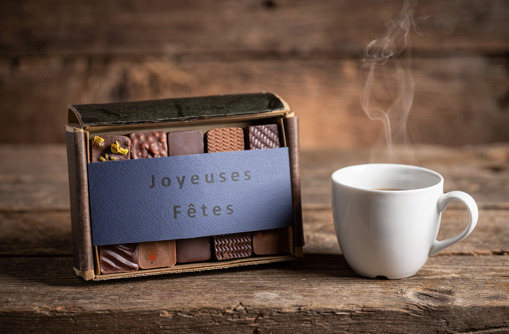 Coffret de chocolats personnalisés Castelanne sur une table en bois