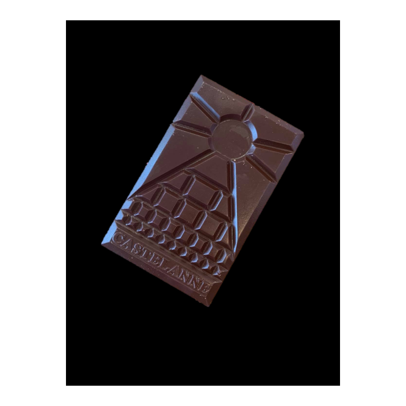 Tablette chocolat noir haut de gamme Castelanne avec motif géométrique et empreinte du logo sur fond noir.